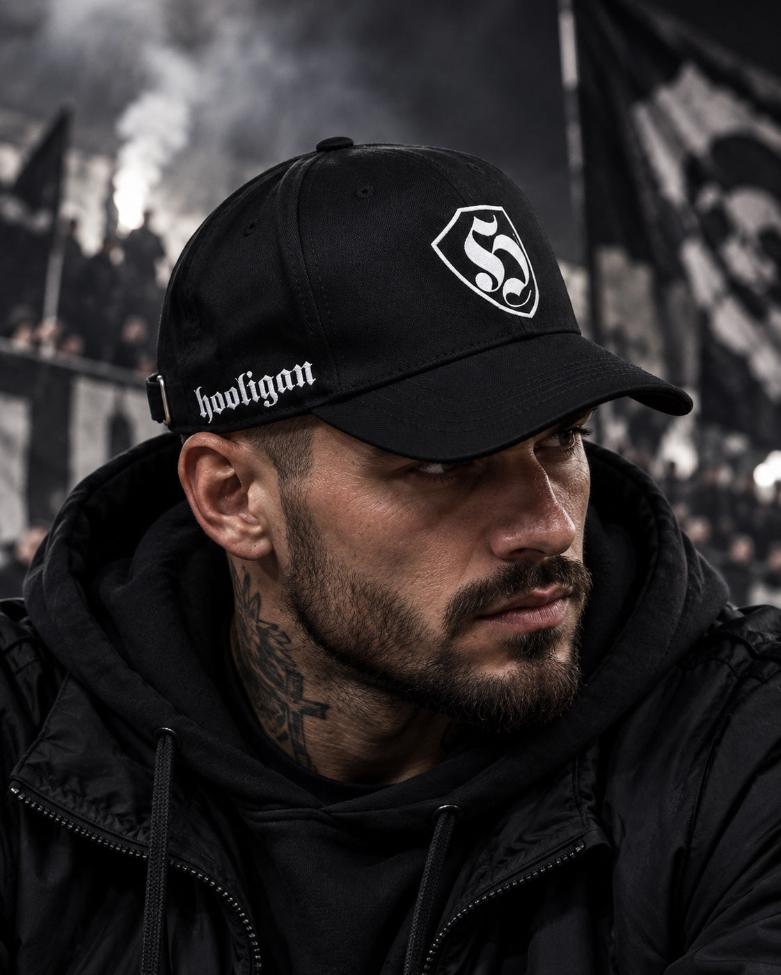 Черна шапка HOOLIGAN с козирка и бял надпис