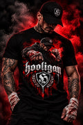 Черна тениска HOOLIGAN – Fighter с червени акценти, показана на модел