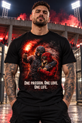Черна тениска ONE PASSION, показана на модел
